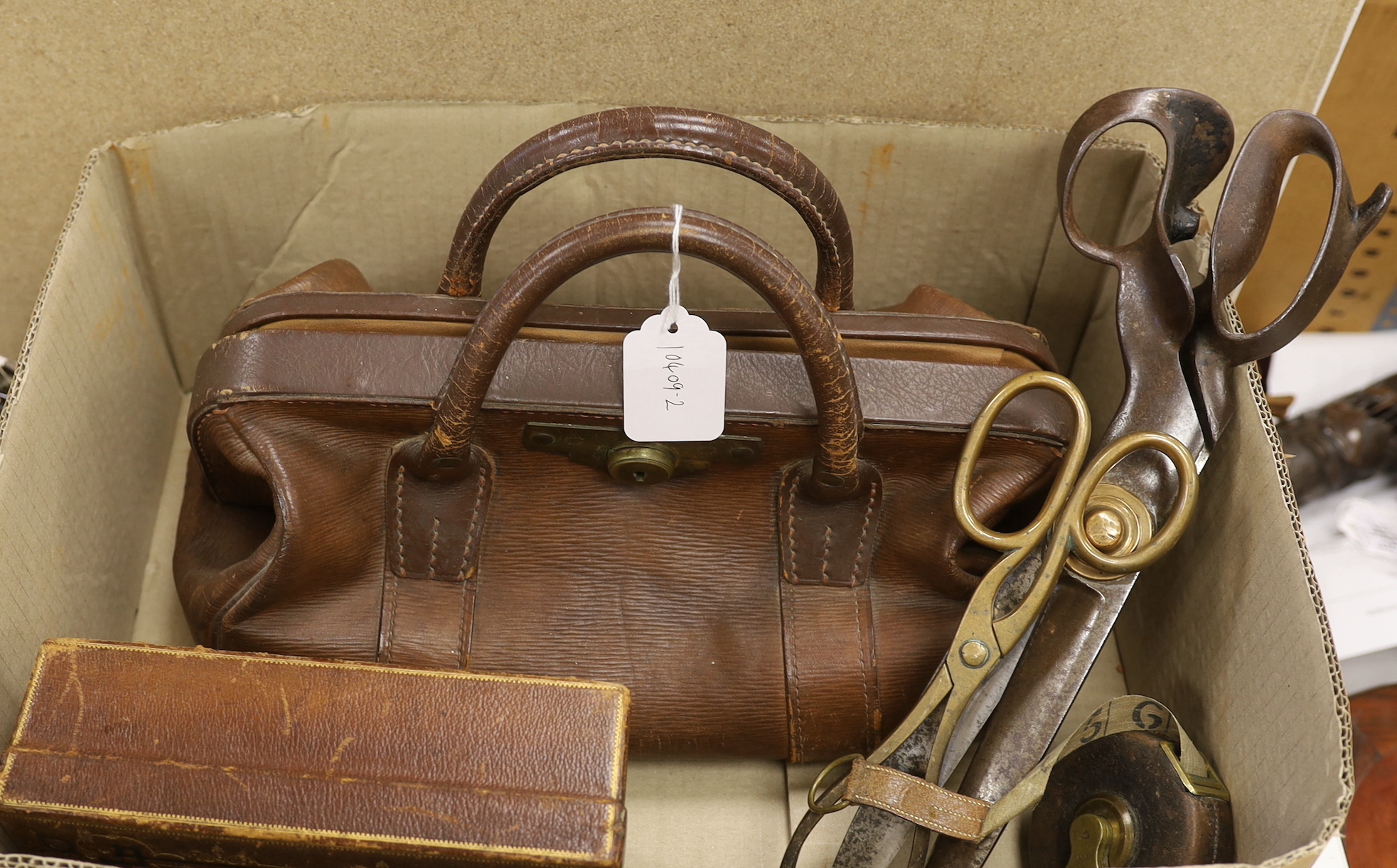 A quantity of mixed collectables to include a pair of Bausch and Lomb binoculars with Zeiss Prism Stereo 6x30 optics, a leather Gladstone bag, leather cutting scissors etc.